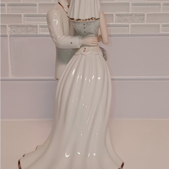 LENOX United In Love Wedding Figurine Cake Topper Brunette Bride & Groom - Picture 6 of 8